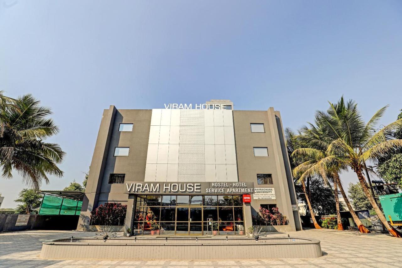 Oyo 70752 Viram House Otel Gorwa Dış mekan fotoğraf